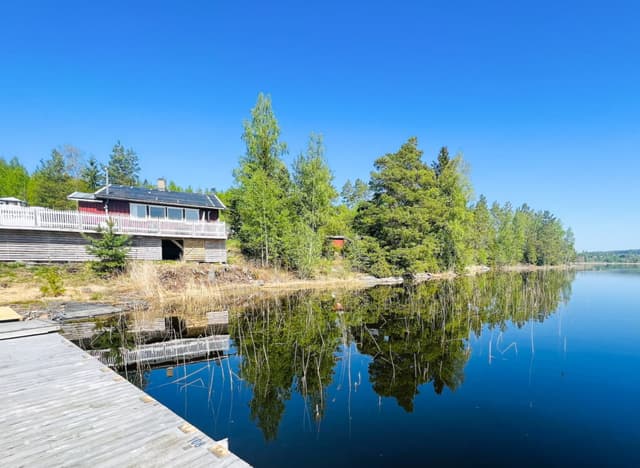 Exteriör och sjöutsikt för Bysjöstuga på Haganäset.