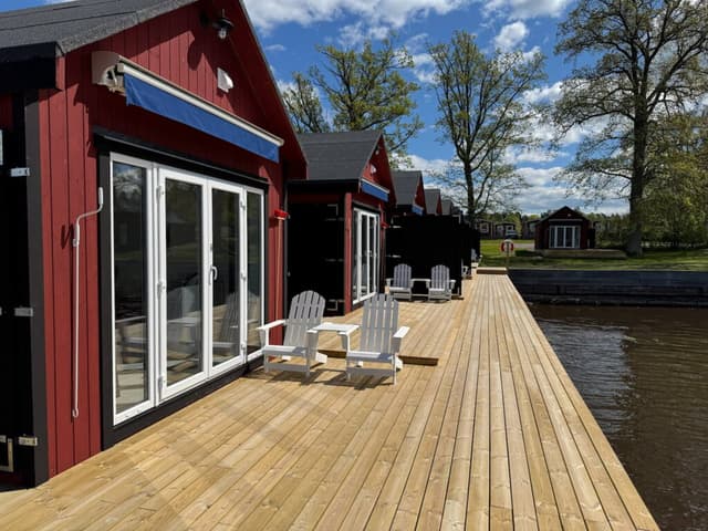 Uteplats vid sjön för Vänerstuga - en stuga på Herrgårdsliv i Värmland.