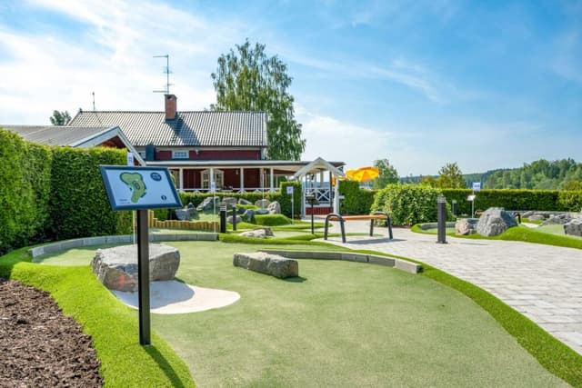 Närbild på minigolfbanan vid campingen Haganäset i Charlottenberg.