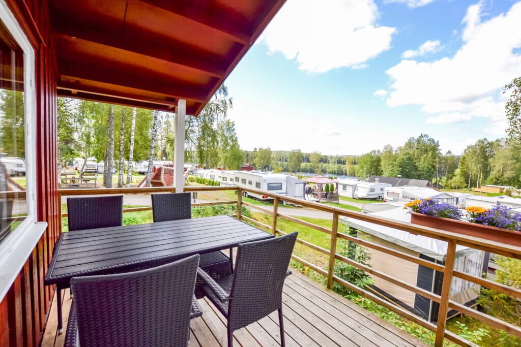 Altan för stugan Rovfåglarna på Sommarvik.