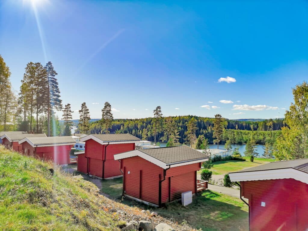 Exteriör med utsikt för Sjöfåglarna, en stuga på Sommarvik i Värmland.