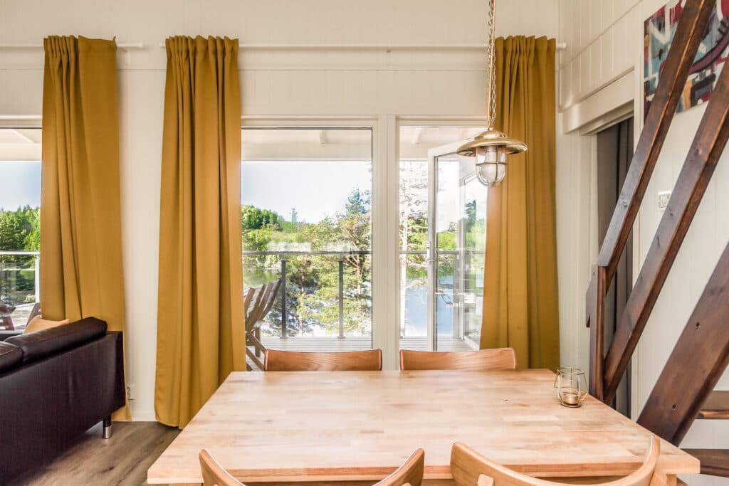 Matbord för stuga Solsidan på Sommarvik.