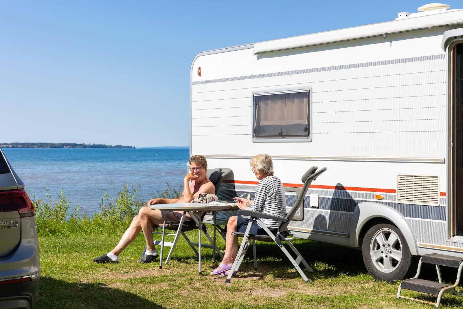 Campingtomt med sjöutsikt på First Camp Vadstena - Vättern