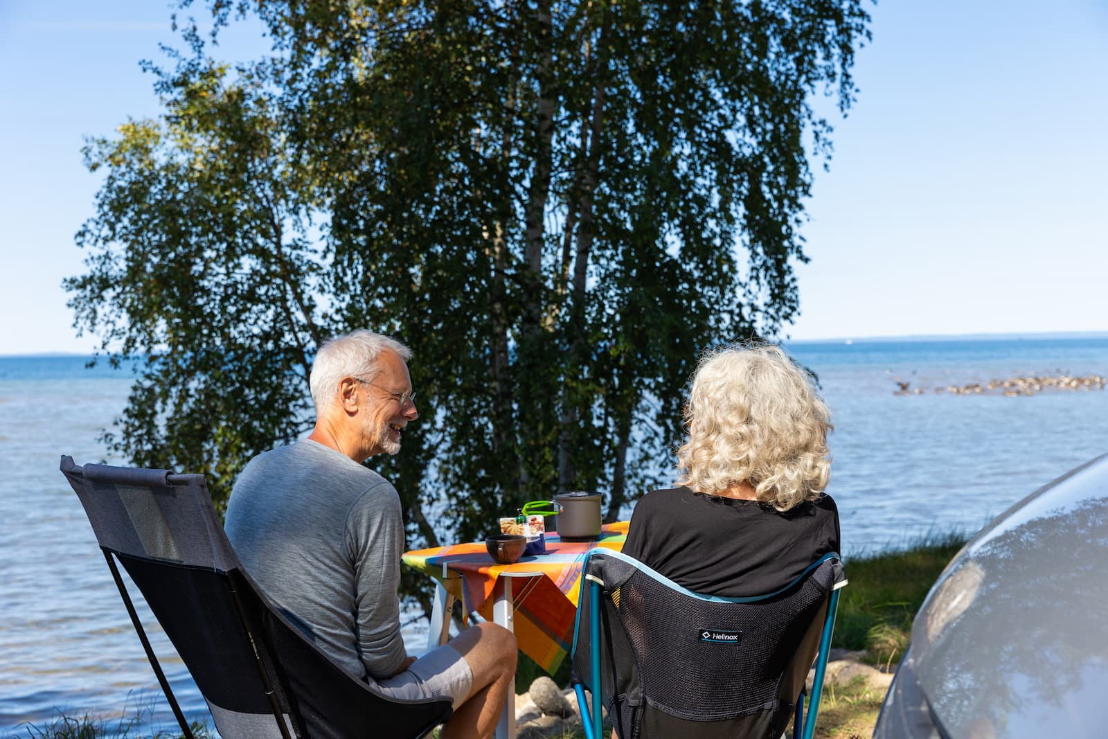 Par nyder glamping i naturen
