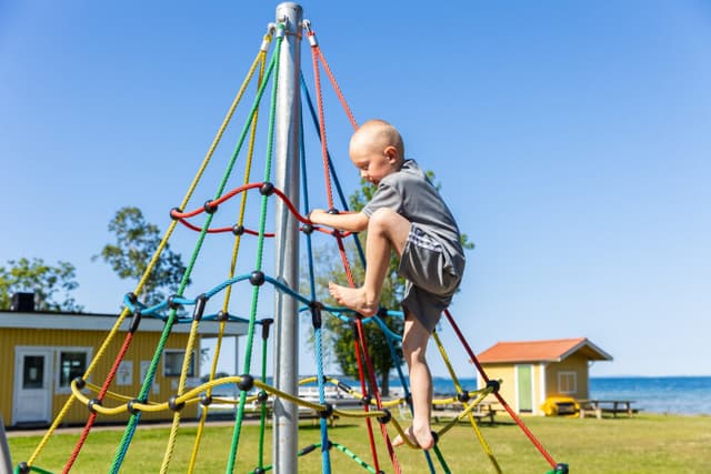 Glada barn på lekplatsen vid First Camp Vadstena - Vättern