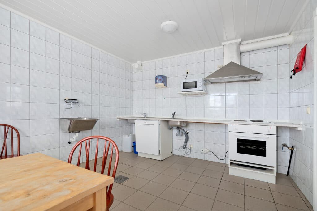 Moderne servicehus med bruser, toilet og faciliteter til gæster
