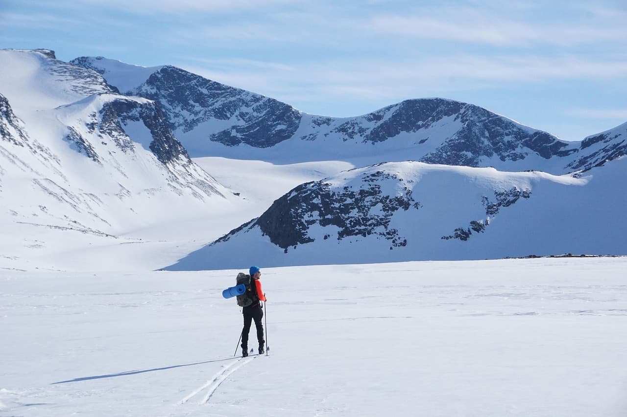 Topptur på ski i Jotunheimen nær Beitostølen med fjeldudsigt