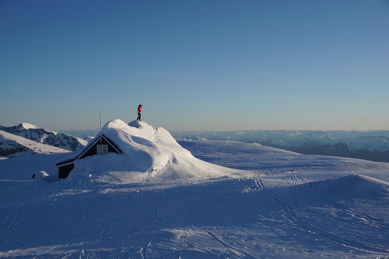 Snedækket fjeldlandskab i Jotunheimen nær Beitostølen
