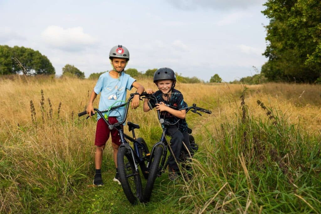 Höstbild med barn som cyklar MTB med vacker natur runt omrking